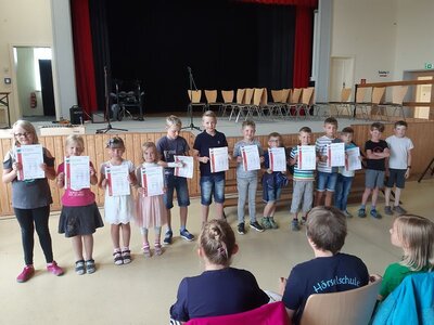 Foto des Albums: Der letzte Schultag mit der Verabschiedung der 4. Klassen
