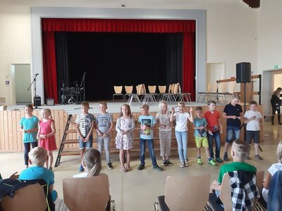 Foto des Albums: Der letzte Schultag mit der Verabschiedung der 4. Klassen