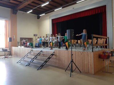 Foto des Albums: Der letzte Schultag mit der Verabschiedung der 4. Klassen