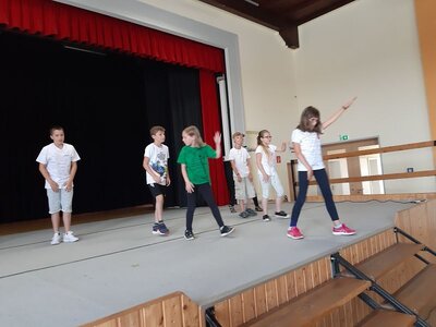 Foto des Albums: Der letzte Schultag mit der Verabschiedung der 4. Klassen