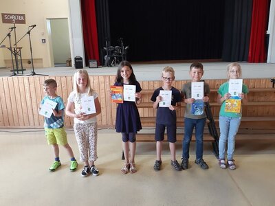 Foto des Albums: Der letzte Schultag mit der Verabschiedung der 4. Klassen