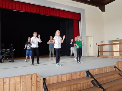 Foto des Albums: Der letzte Schultag mit der Verabschiedung der 4. Klassen