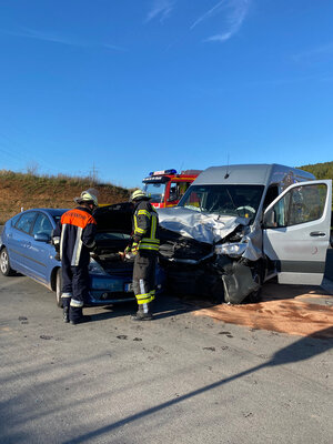 Foto des Albums: THL 3 - VU mehrere PKW, Person eingeklemmt