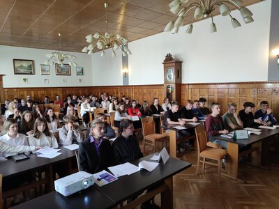 Die Jugendstadtr&auml;te lauschen konzentriert den Worten des B&uuml;rgermeisters  (Bild vergr&ouml;&szlig;ern)