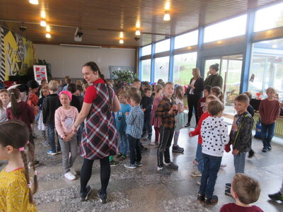 Foto des Albums: Begegnungen mit der Schule aus Eger: Wir basteln Drachen, lernen Farben und Zahlen (19. 10. 2022)