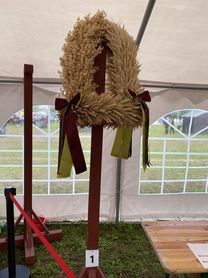 Erntekrone aus Gro&szlig;r&auml;schen (F&ouml;rderverein f&uuml;r das Haus der Landwirtschaft und den Gro&szlig;r&auml;schener Weinbau e.V.)  (Bild vergr&ouml;&szlig;ern)