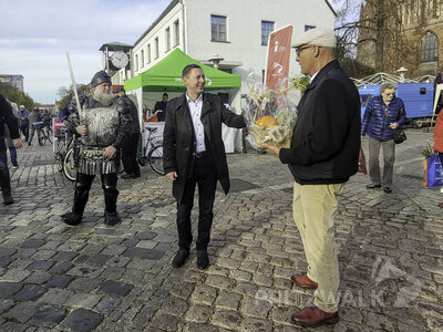 Foto des Albums: Kniepermarkt unter blauem Himmel