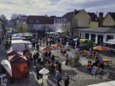 Foto des Albums: Kniepermarkt unter blauem Himmel