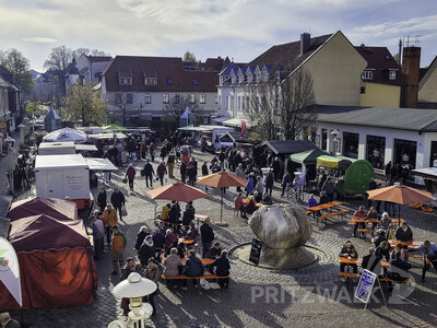 Foto des Albums: Kniepermarkt unter blauem Himmel