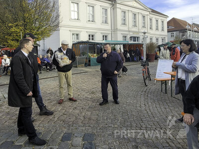 Foto des Albums: Kniepermarkt unter blauem Himmel