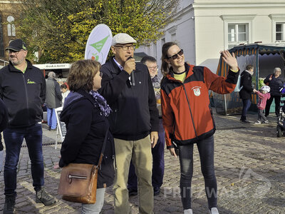 Foto des Albums: Kniepermarkt unter blauem Himmel