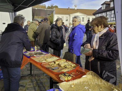 Foto des Albums: Kniepermarkt unter blauem Himmel