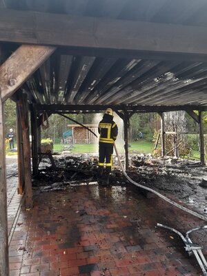 Foto des Albums: Carportbrand Zu den Gründen