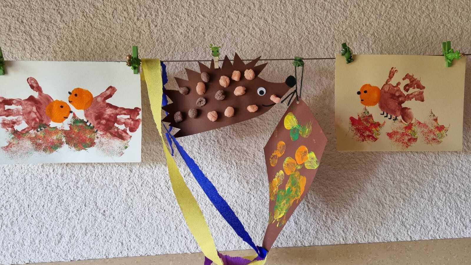 Bild: Die Kleinsten basteln fleißig bunte Herbstbilder und Igel