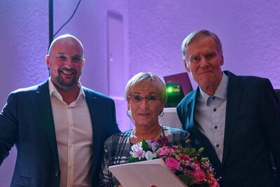 Dagmar Deutschmann (Mitte) Ehrennadel des Landessportbundes in Gold  (Bild vergr&ouml;&szlig;ern)