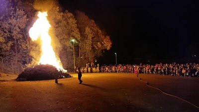 Das Feuer brennt...  (Bild vergr&ouml;&szlig;ern)