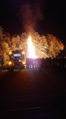 Das Feuer brennt...  (Bild vergr&ouml;&szlig;ern)
