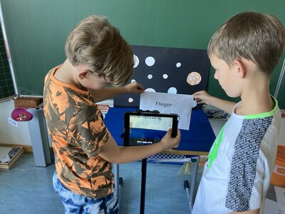 Foto des Albums: Hier stellen Schülerinnen und Schüler am Tablet ihren eigenen Legetrickfilm her.