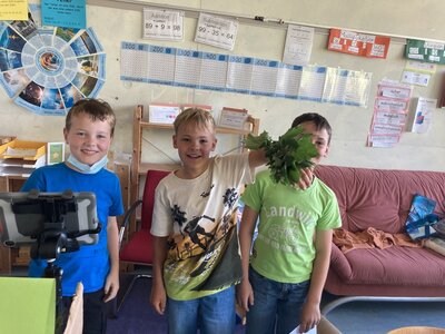 Foto des Albums: Hier stellen Schülerinnen und Schüler am Tablet ihren eigenen Legetrickfilm her.