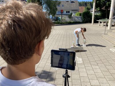 Foto des Albums: Hier stellen Schülerinnen und Schüler am Tablet ihren eigenen Legetrickfilm her.