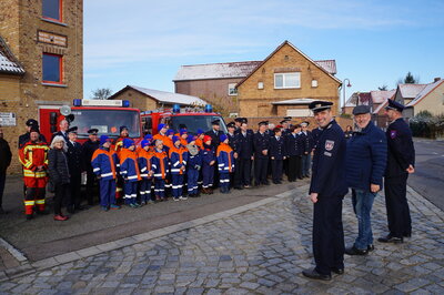 Vorschaubild: Übergabe der Feuerwehr durch Bürgermeister Thomas Zenker und die Stadtwehrführung