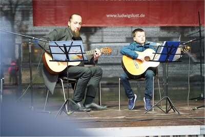 Foto des Albums: Musikschüler auf dem Ludwigsluster Adventsmarkt