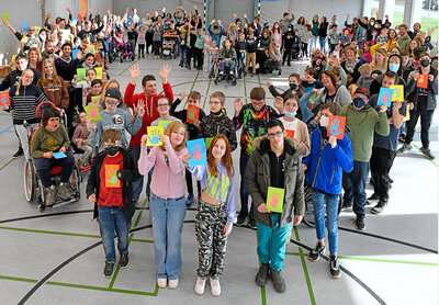 Gruppenfoto mit H&auml;nden  (Bild vergr&ouml;&szlig;ern)