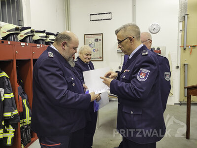 Mit dem Ehrenabzeichen des Kreisfeuerwehrverbandes Prignitz in Bronze wurden der 1. Hauptl&ouml;schmeister Sieghard Sch&ouml;ttle und Oberl&ouml;schmeister Jan Kiewert geehrt. Foto: Beate Vogel  (Bild vergr&ouml;&szlig;ern)