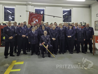 Die komplette Ortsfeuerwehr Falkenhagen mit ihren G&auml;sten. Foto: Beate Vogel  (Bild vergr&ouml;&szlig;ern)