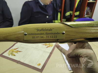 Symbolischer Abschied: Der Staffelstab f&uuml;r Torsten Schr&ouml;der. Foto: Beate Vogel  (Bild vergr&ouml;&szlig;ern)