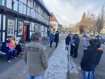 Vorschaubild: 18.12.2022 Nicht nur die Kinder lauschen der Geschichte.