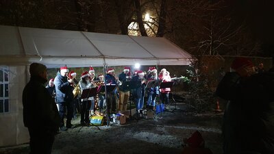 Vorschaubild: Weihnachtliche Musik erklang durch den Posaunenchor Güntersberge und Thale unterstützt von unser DJ Maik