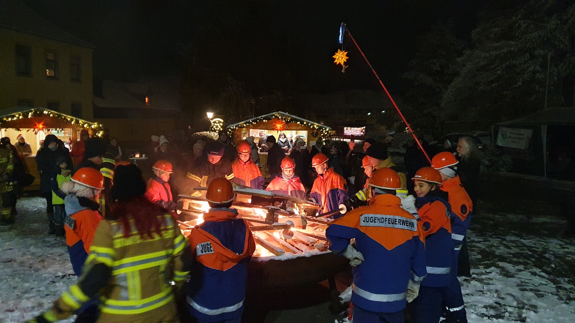 Bild : Die Jugendfeuerwehr von Rieder beim Anzünden des Feuers