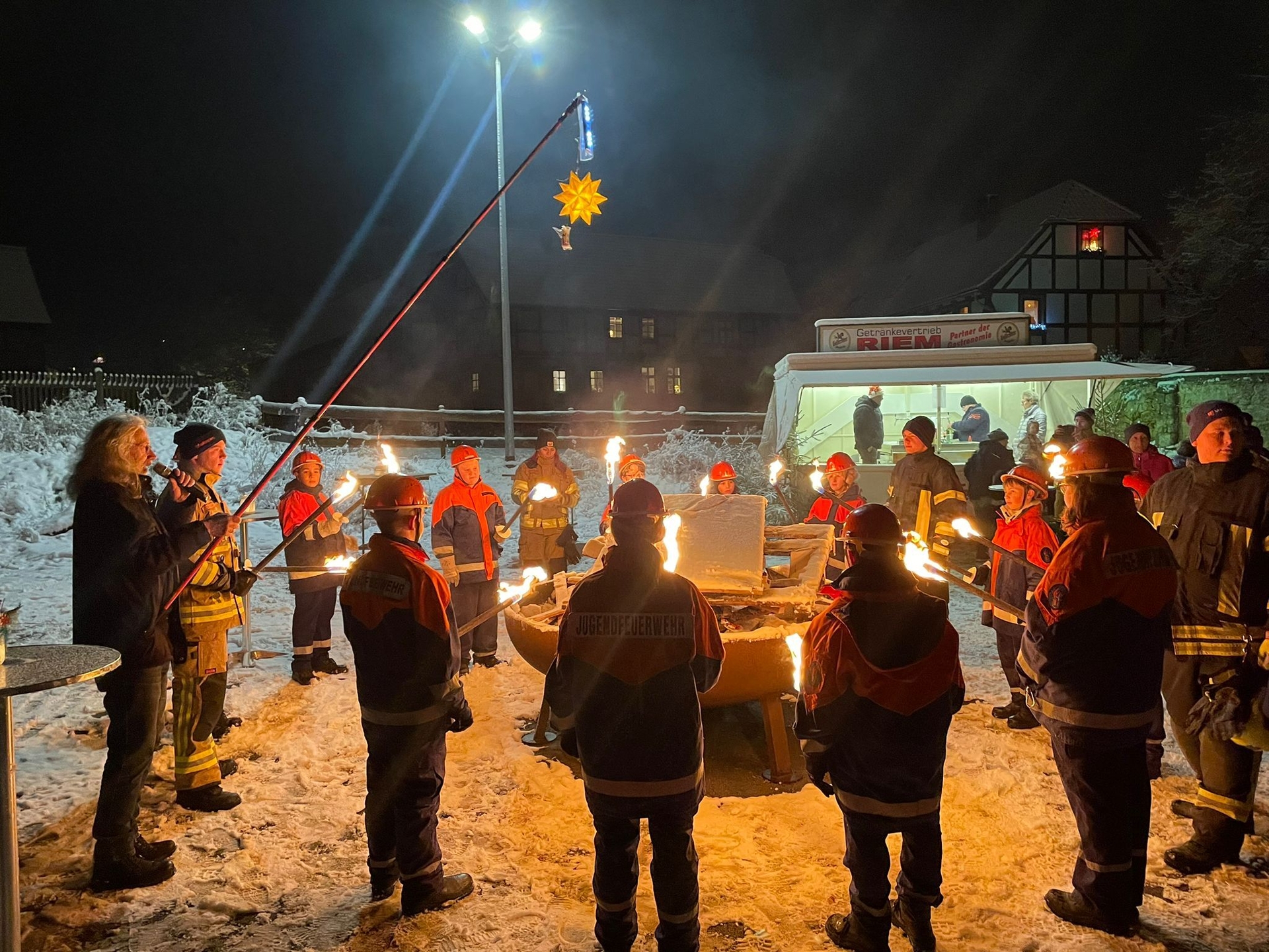 Bild : Andacht des Pfarrers Müller am Festplatz mit Eröffnung des 5.Weihnachtsmarkt Rieder