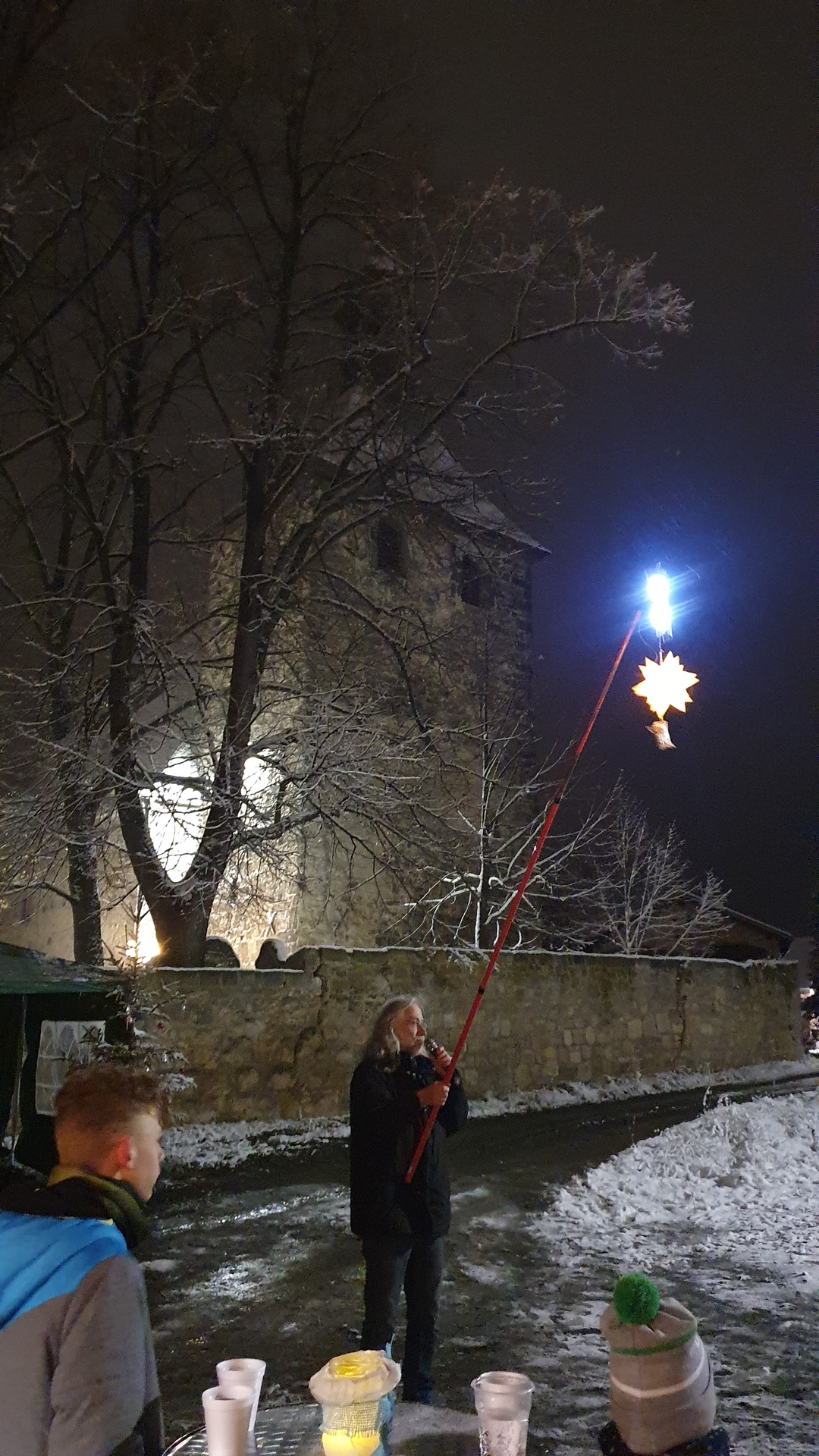 Bild : Andacht des Pfarrers Andreas Müller am Festplatz mit Eröffnung des 5.Weihnachtsmarkt Rieder