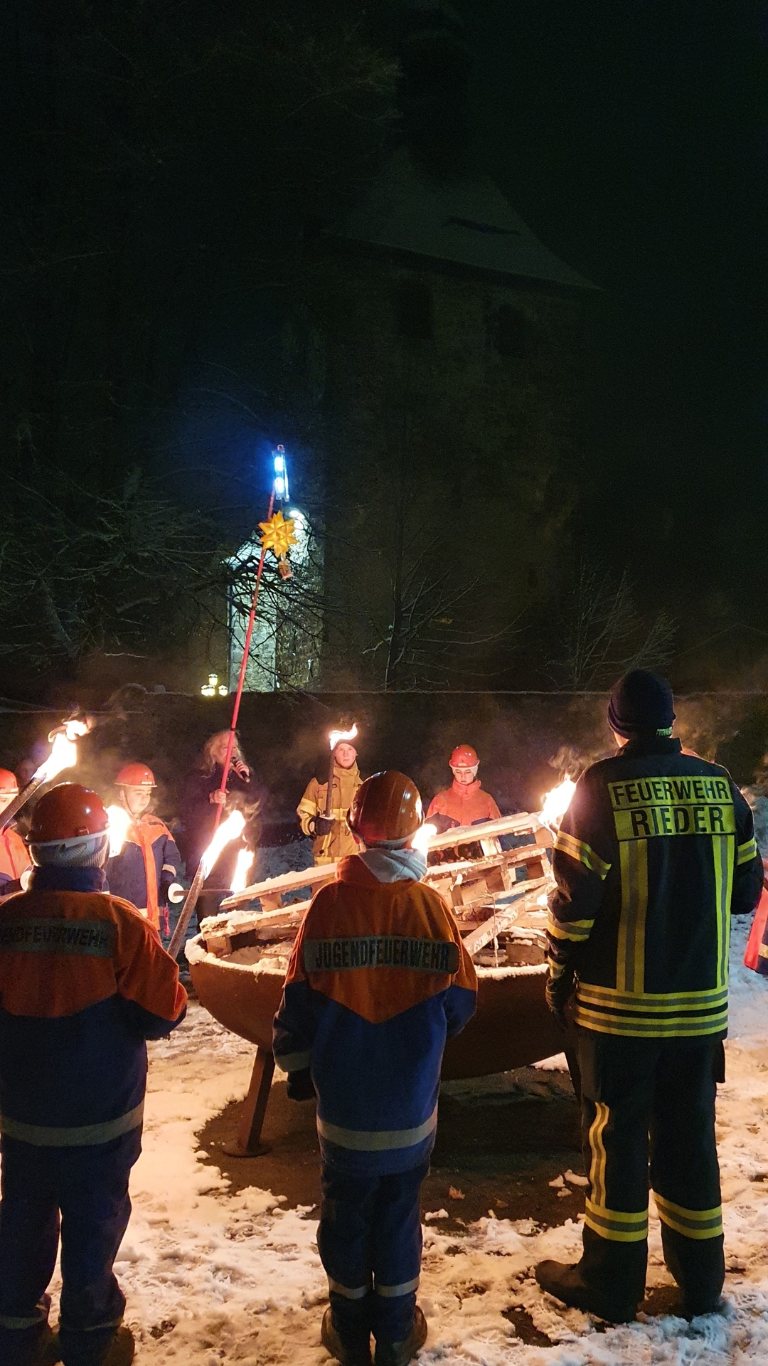 Bild : Die Jugendfeuerwehr von Rieder beim Anzünden des Feuers