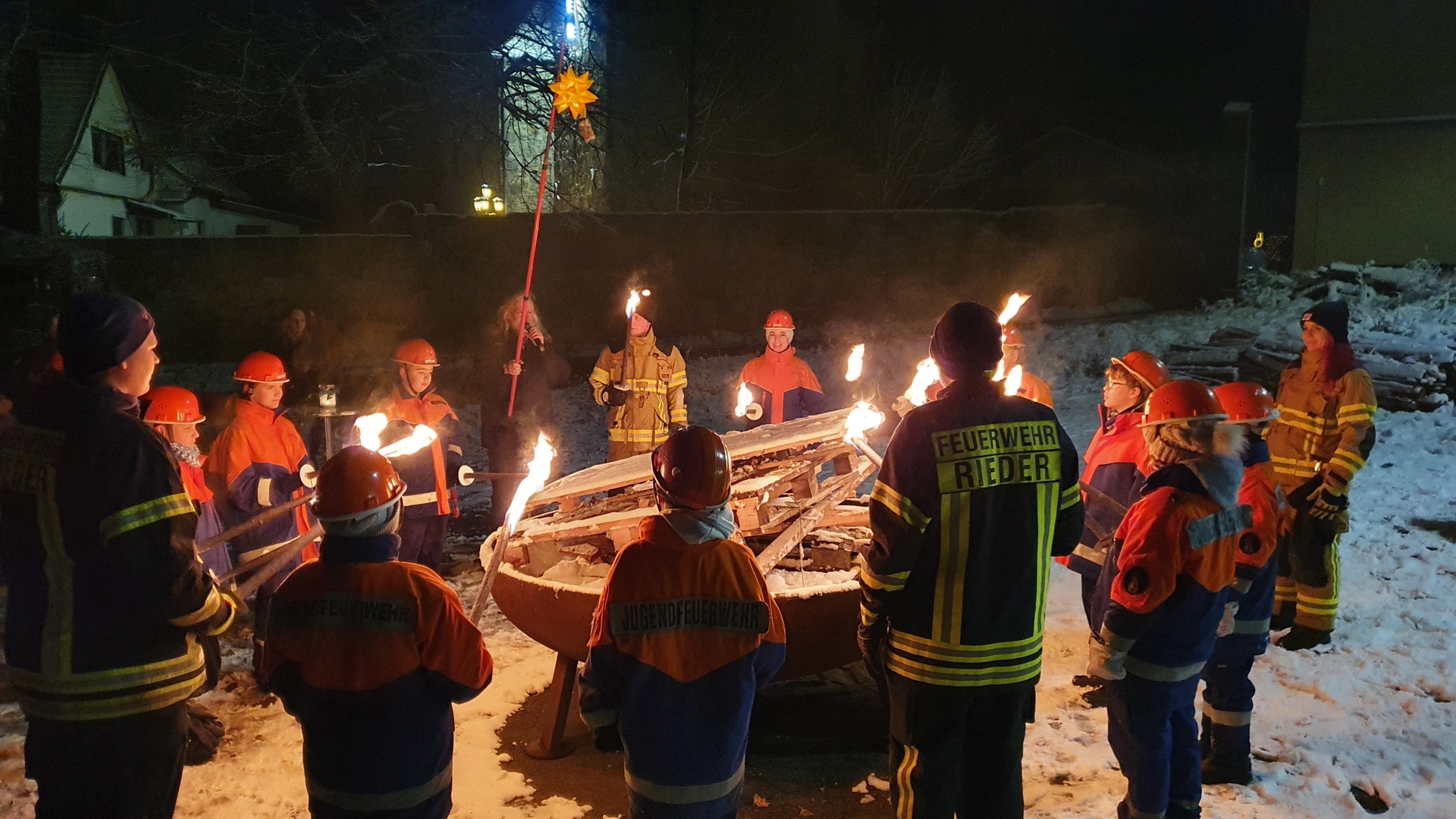 Bild : Die Jugendfeuerwehr von Rieder beim Anzünden des Feuers