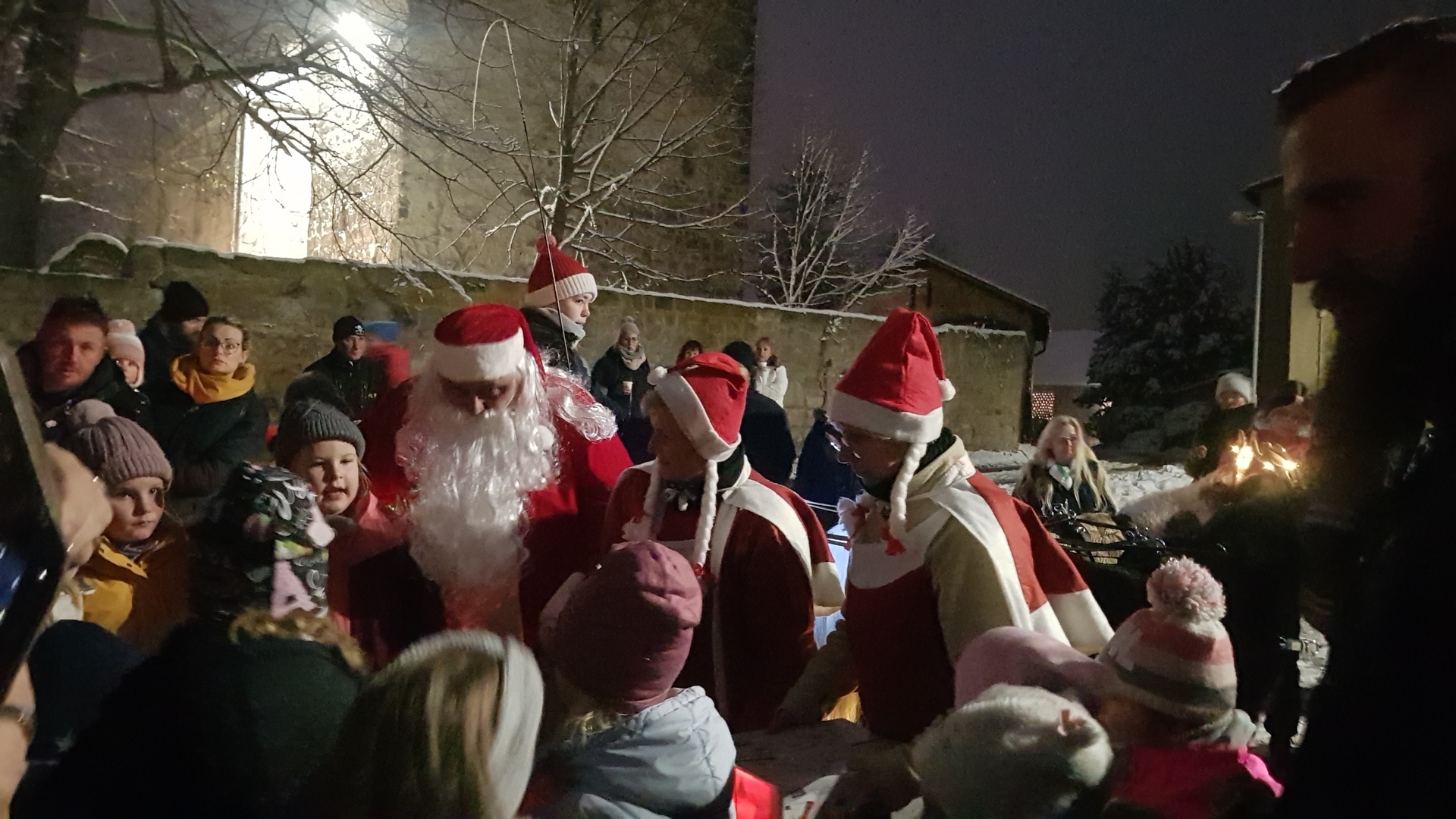 Bild : Der Weihnachtsmann mit Schlitten und Gehilfen (12)