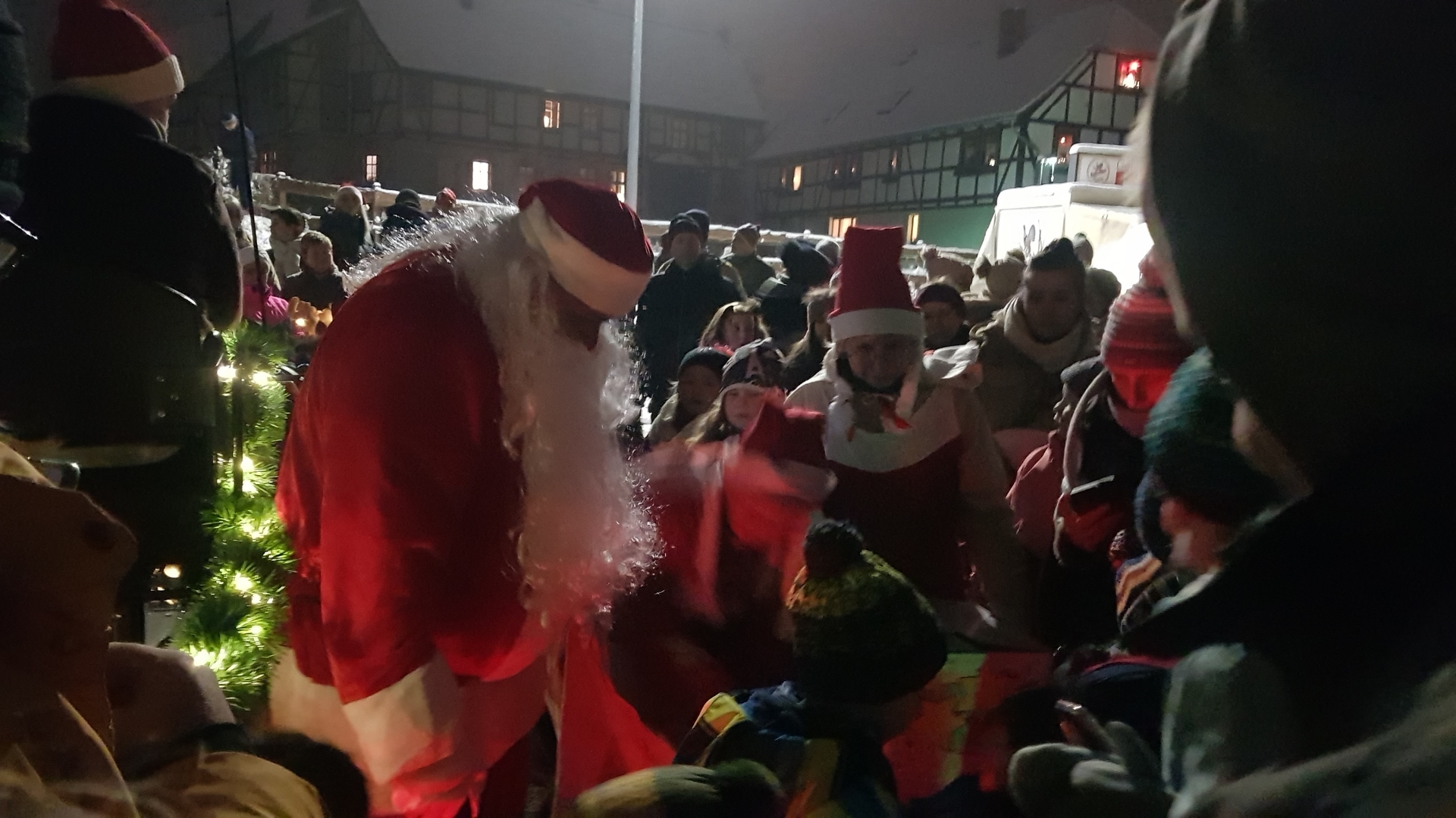 Bild : Der Weihnachtsmann mit Schlitten und Gehilfen (18)