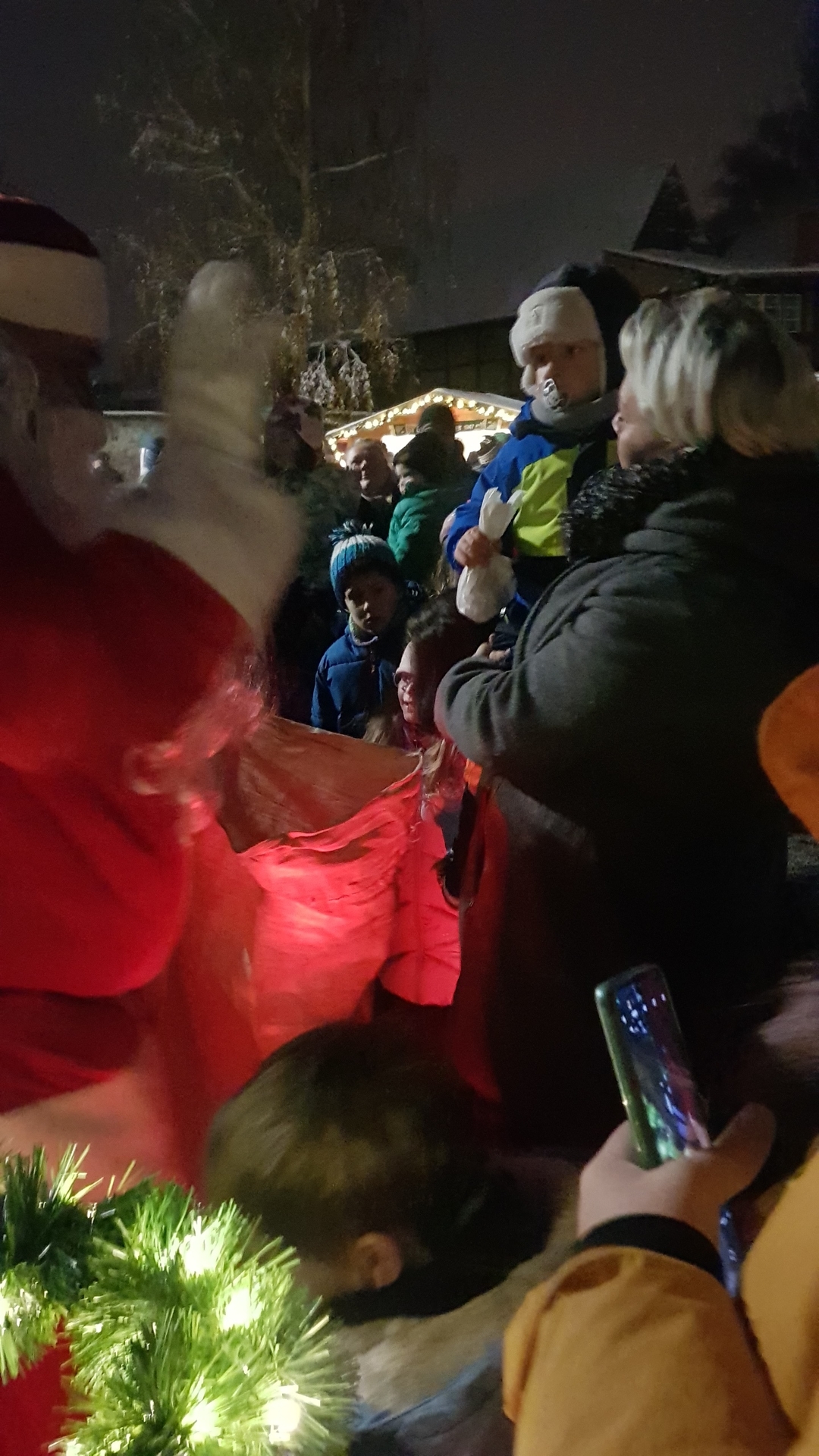Bild : Der Weihnachtsmann mit Schlitten und Gehilfen (20)