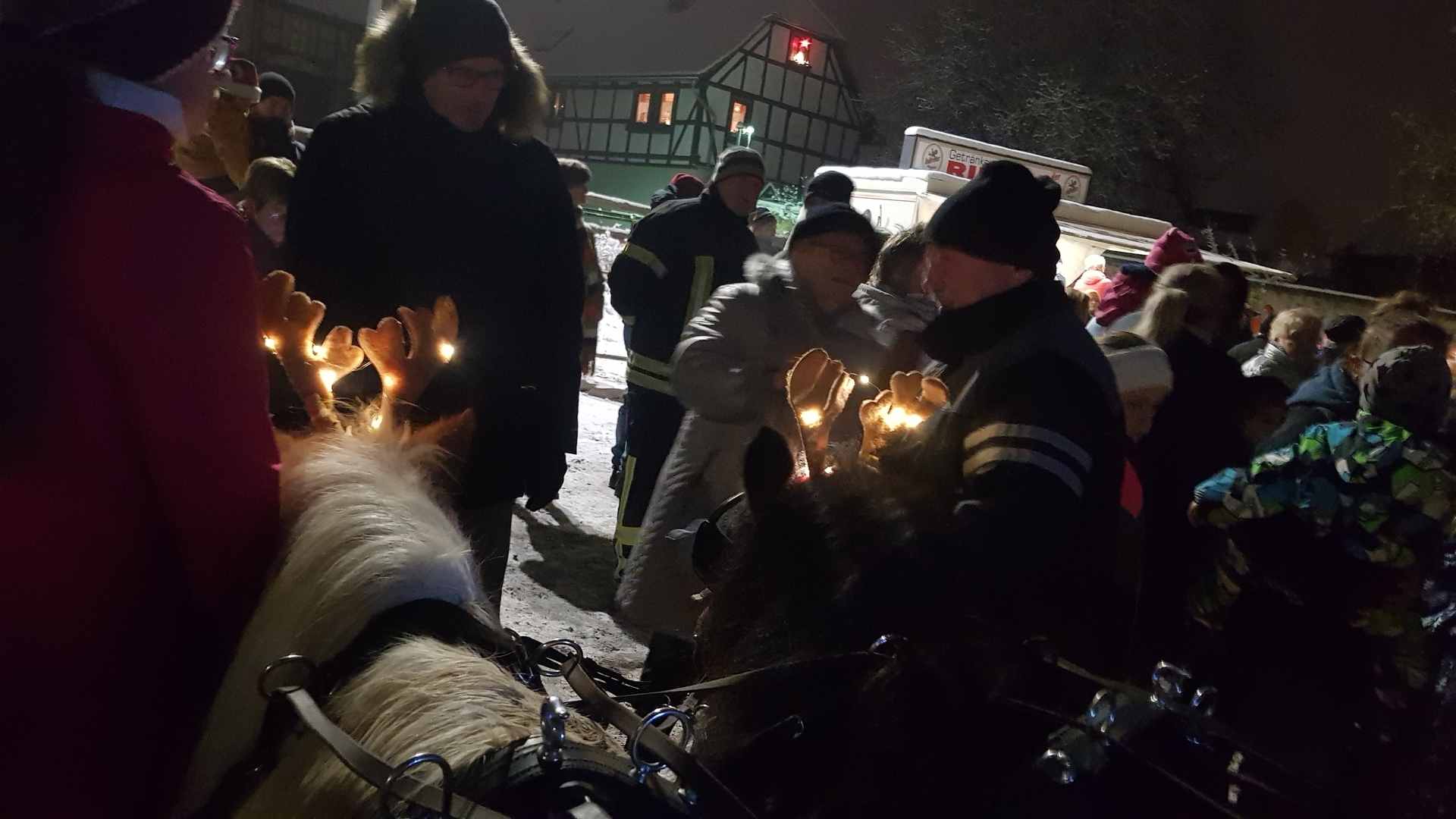 Bild : Der Weihnachtsmann mit Schlitten und Gehilfen (22)