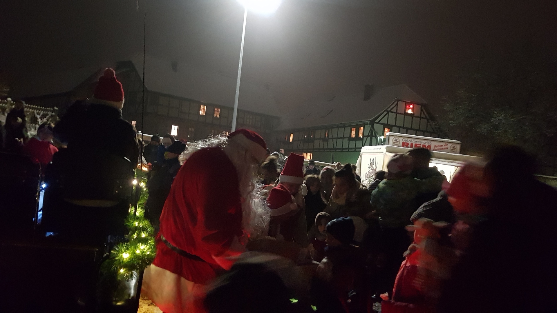Bild : Der Weihnachtsmann mit Schlitten und Gehilfen (24)