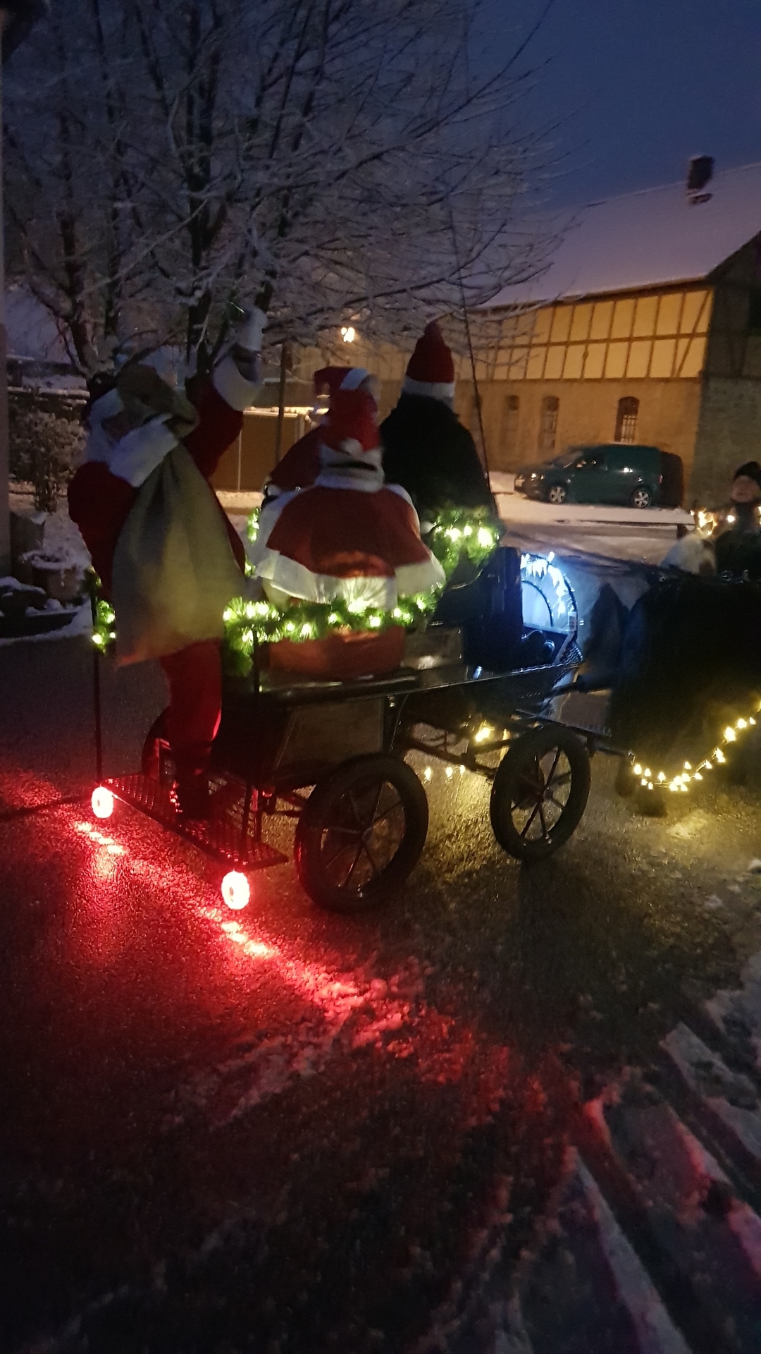 Bild : Der Weihnachtsmann mit Schlitten und Gehilfen (7)
