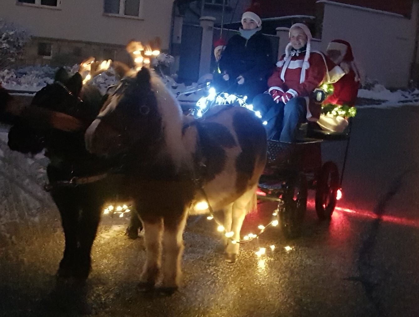 Bild : Der Weihnachtsmann mit Schlitten und Gehilfen (9)