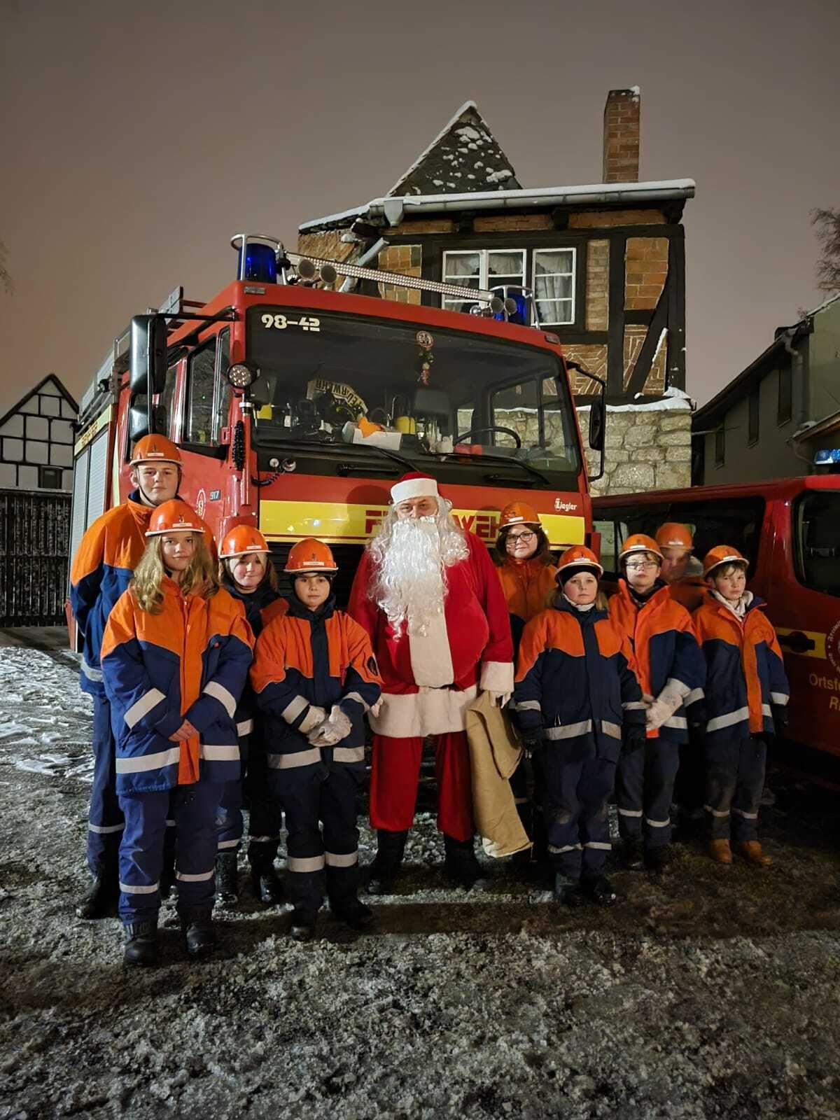 Bild : Die Jugendfeuerwehr von Rieder bekommt Besuch vom Weihnachtsmann