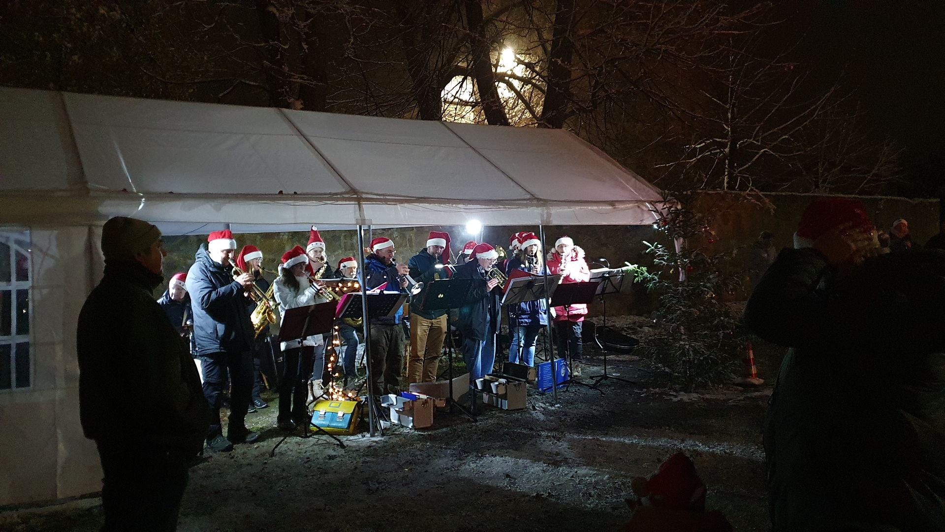 Bild : Weihnachtliche Musik erklang durch den Posaunenchor Güntersberge und Thale unterstützt von unser DJ Maik
