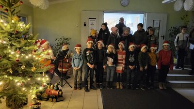 Foto des Albums: Endlich!!! Nikolaussingen in der Grundschule (06. 12. 2022)