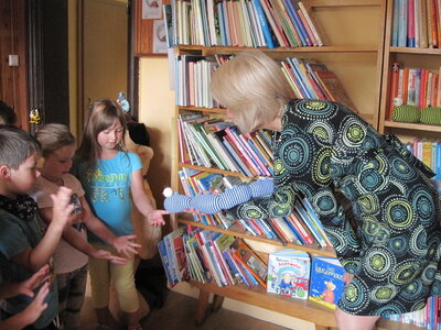 8a B&uuml;cherwurm Willi erkl&auml;rt die Bibliothek  (Bild vergr&ouml;&szlig;ern)