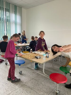 Foto des Albums: Basteltag/Kekse backen 4.Klassen
