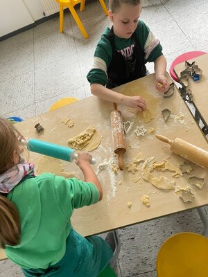 Foto des Albums: Basteltag/Kekse backen 4.Klassen